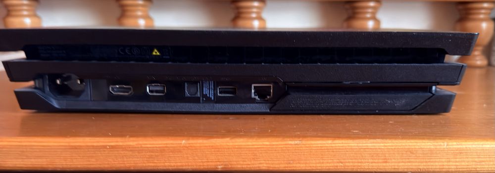 Ps 4 pro foarte putin folosit+controller original+ssd 1 tb