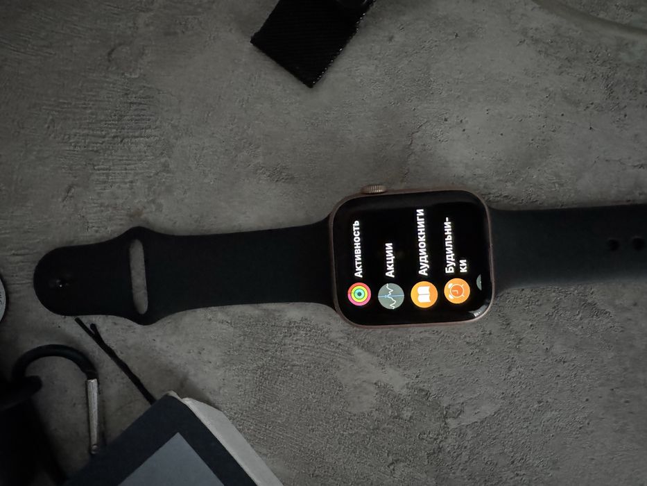 Продам apple watch 4. 44мм в идеальном состоянии