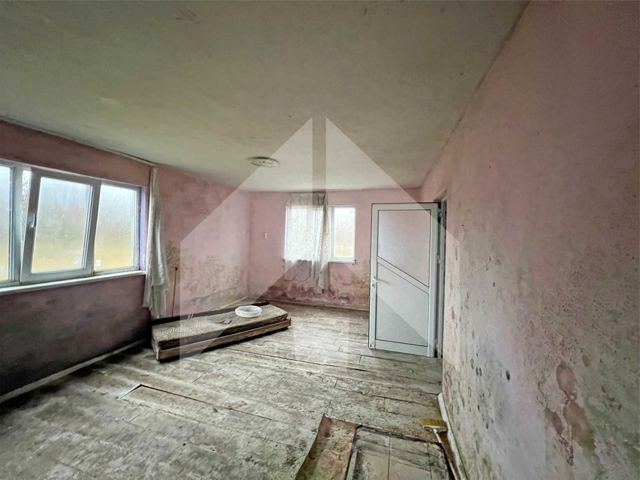 ПРОДАВА двуетажна, тухлена КЪЩА на плоча в с. Цани Гинчево, обл. Шумен