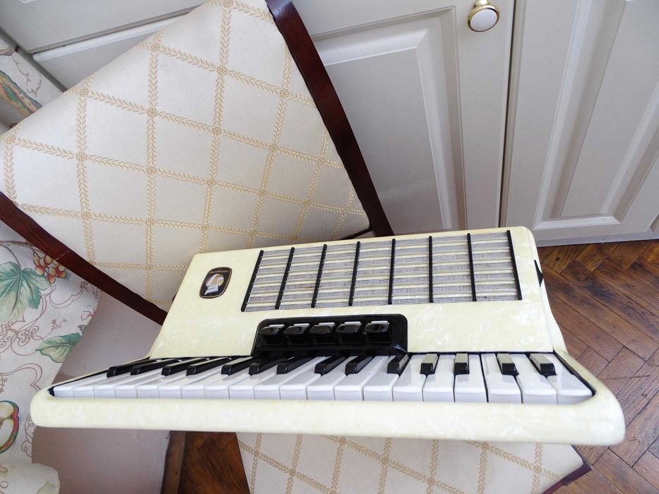 Отличен акордеон Велтмайстер Стела 60 баса