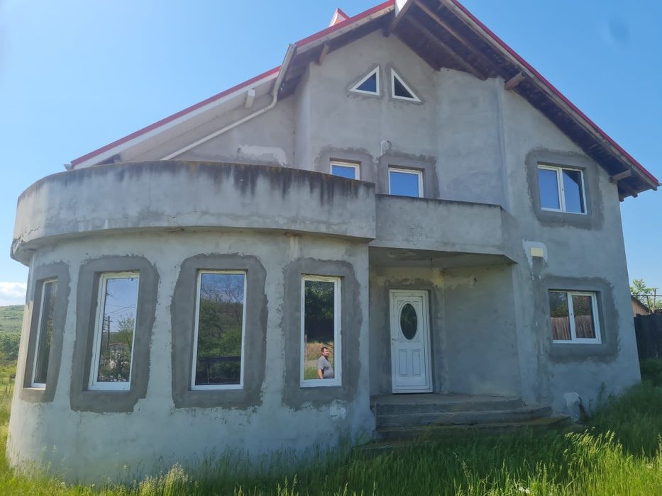 Vand casă parter+etaj