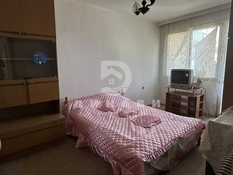 Двустаен апартамент плюс кухня в Опълченски