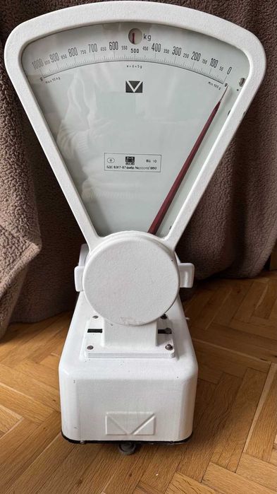 Търговска везна от времето на соца. Запазена и работеща.