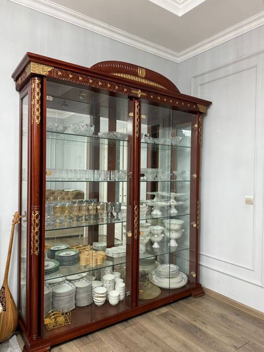 Продается шкаф-витрина для посуд и прочее