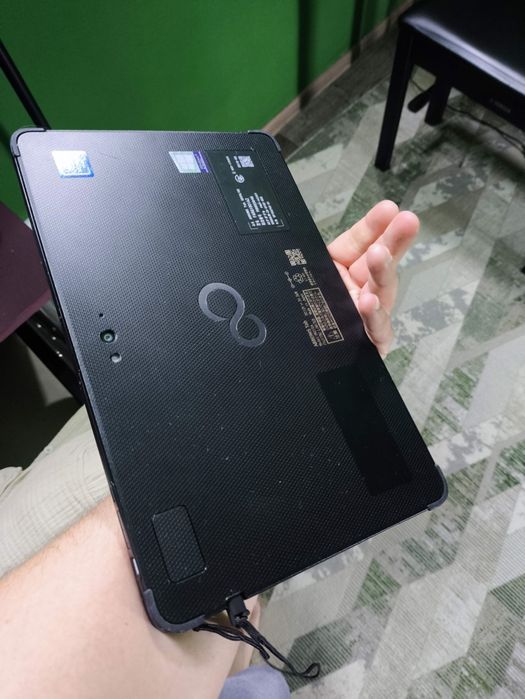 Планшет на windows 10 Futjitsu Q508/se