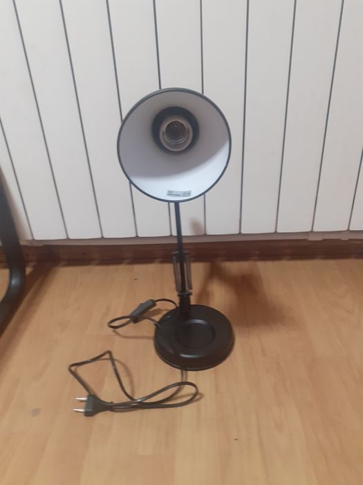 Lampa cu brat oscilant