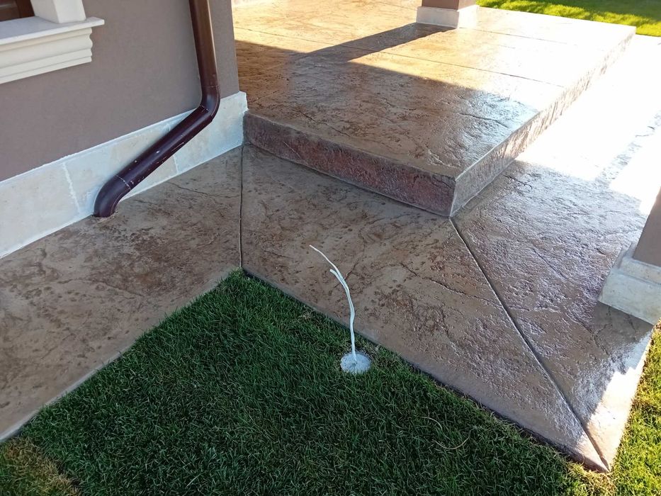 Щампован и сив бетон