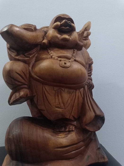 Голяма скулптора от дърво Буда