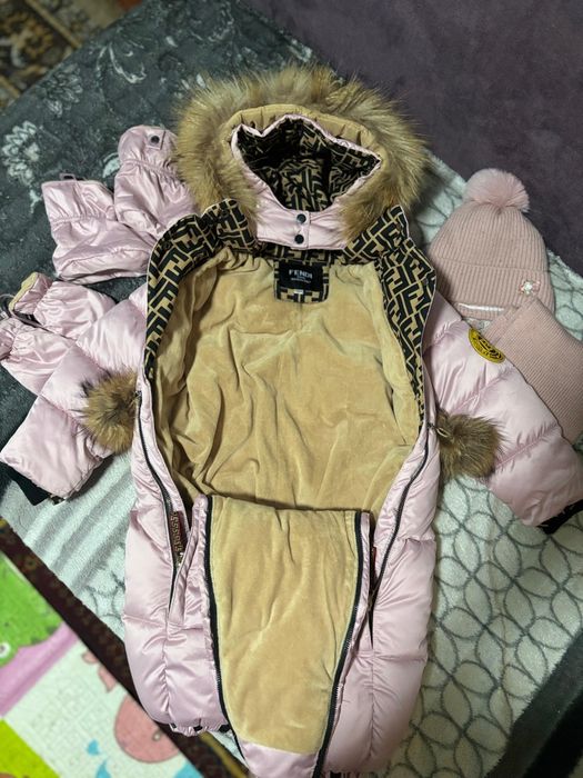 Продам детский зимний комбинезон на девочку.