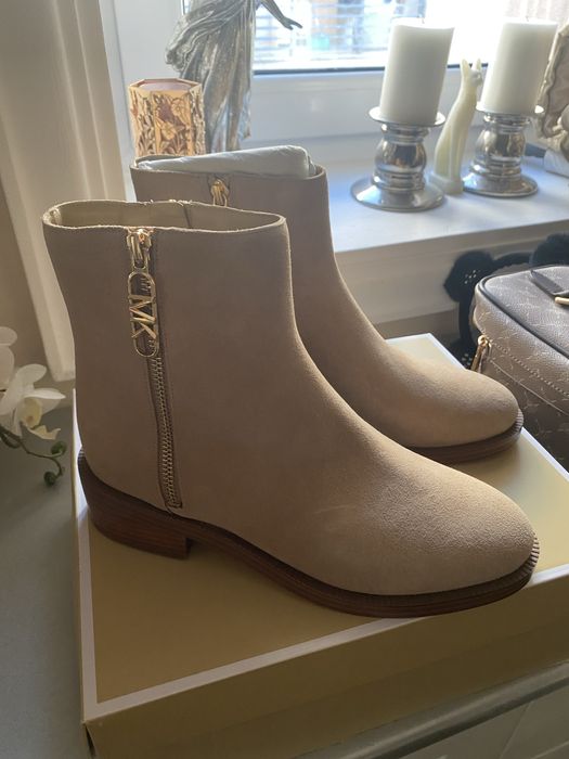 Ghete Mickael Kors noi in cutie