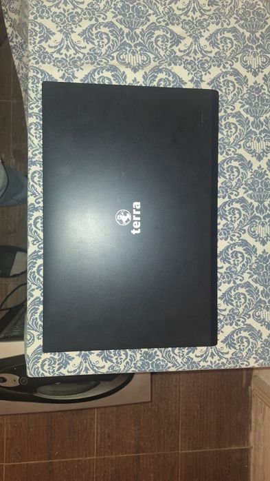 Vand laptopuri 4 lenovo iar unul terra