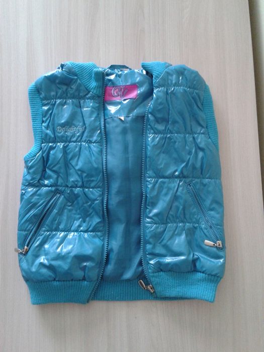 Продам куртку-безрукавку для девочки