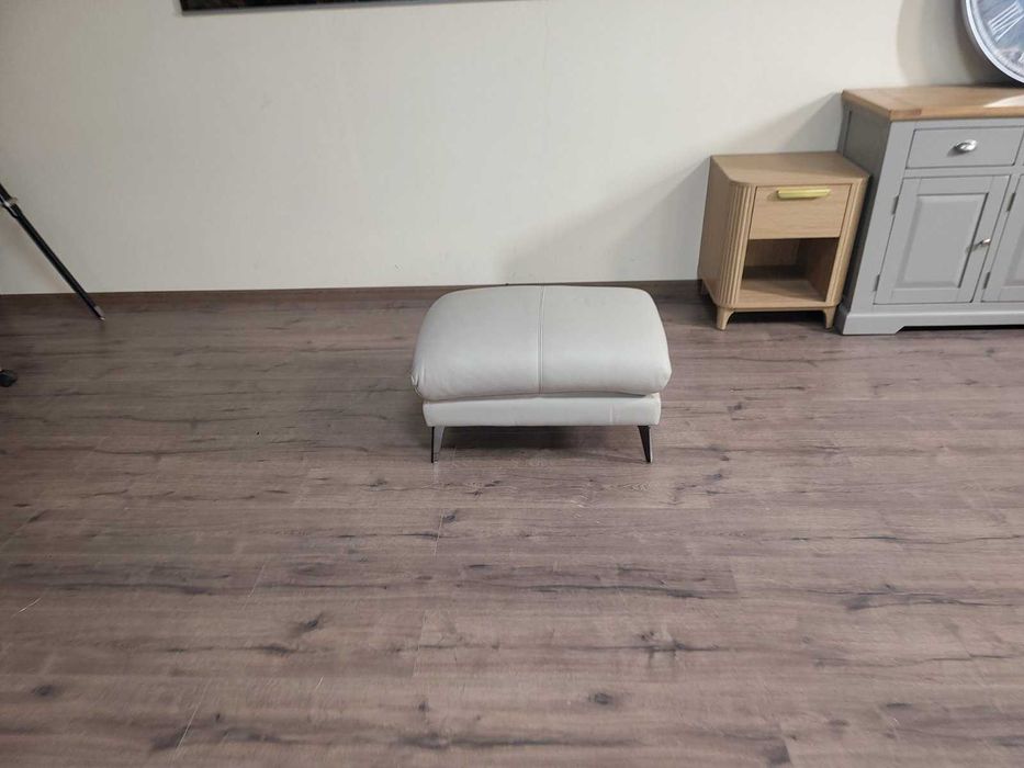 Светло сива кожена табуретка