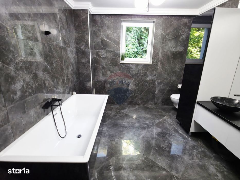 Apartament cu 5 camere de vânzare în zona Precista