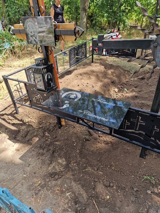 Grilaj , gard , cruce ,fotogravura,scris,masa,felinar mormant