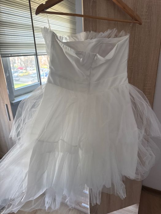 Тюлена бяла рокля за специални поводи