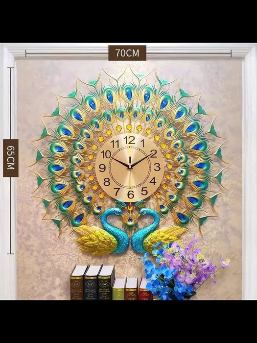 Настенные часы с благоприятным павлином в гостиной