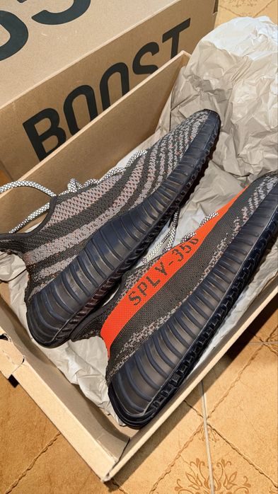 Кроссовки Adidas Yeezy Boost 350 V2 Carbon Beluga  с оранжевой полосой