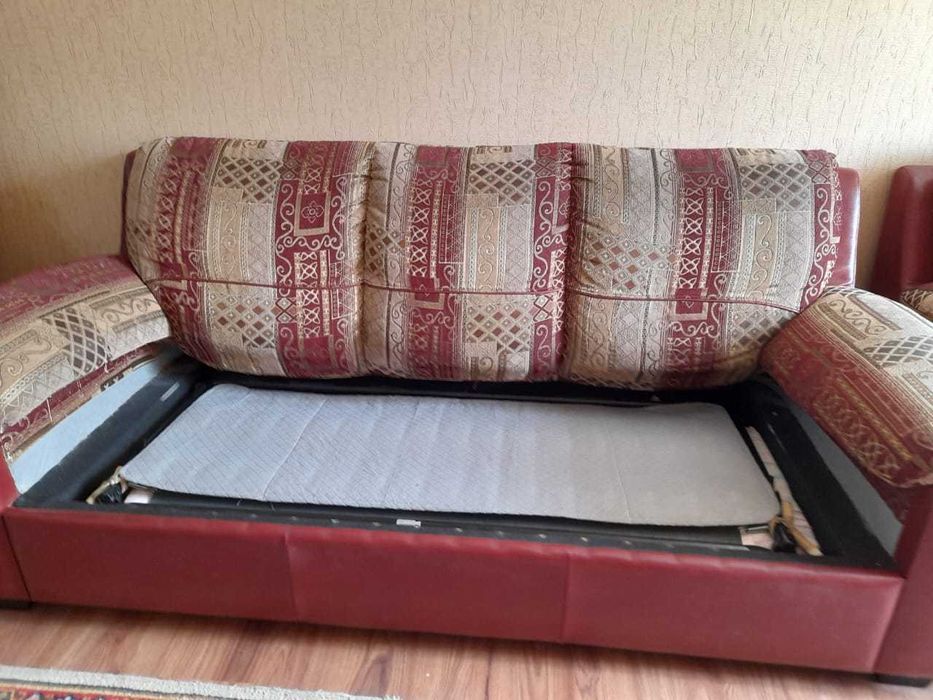 Диван + кресло в хорошем состоянии.