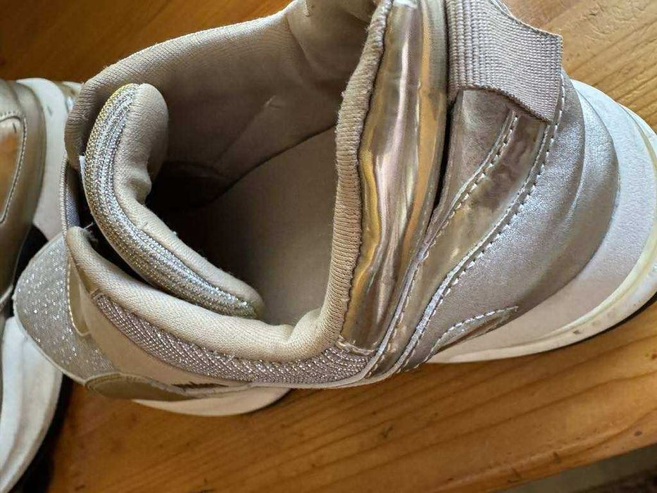 Маратонки в златисто