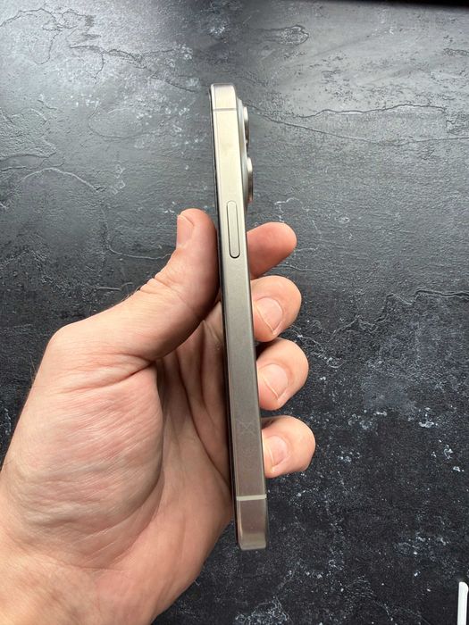 iPhone 15 pro 256 gb.