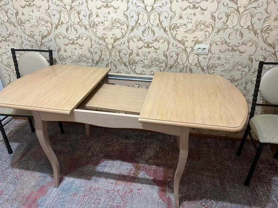 стол со стульями кухонный