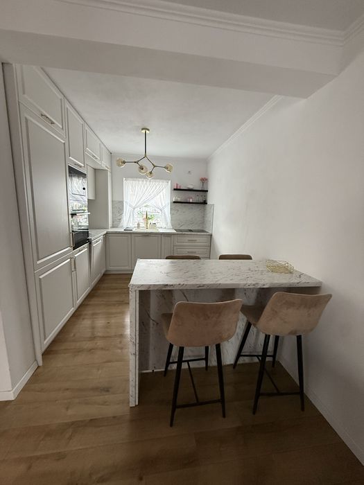 De închiriat – Jumătate de duplex modernă, cu grădină generoasă