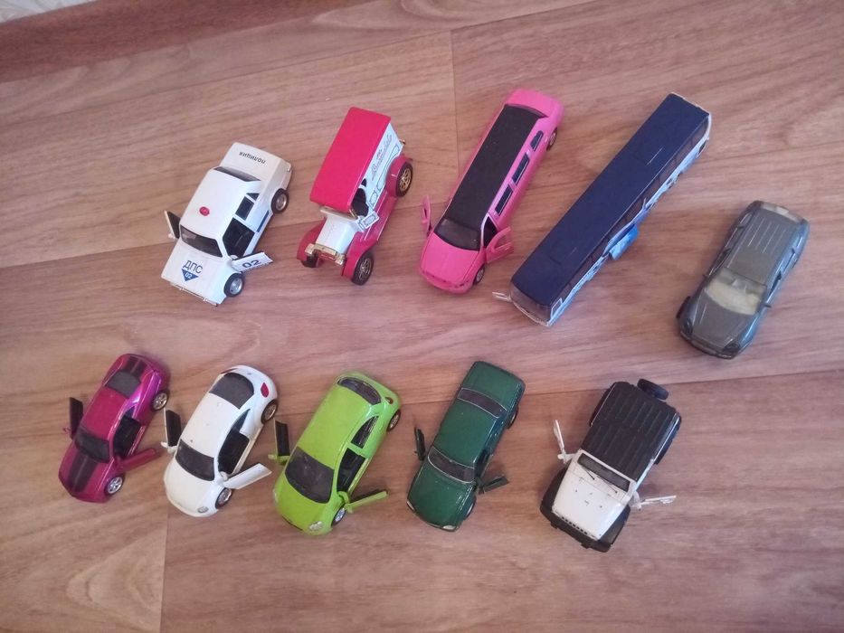 Продаются металлические машинки, б/у.