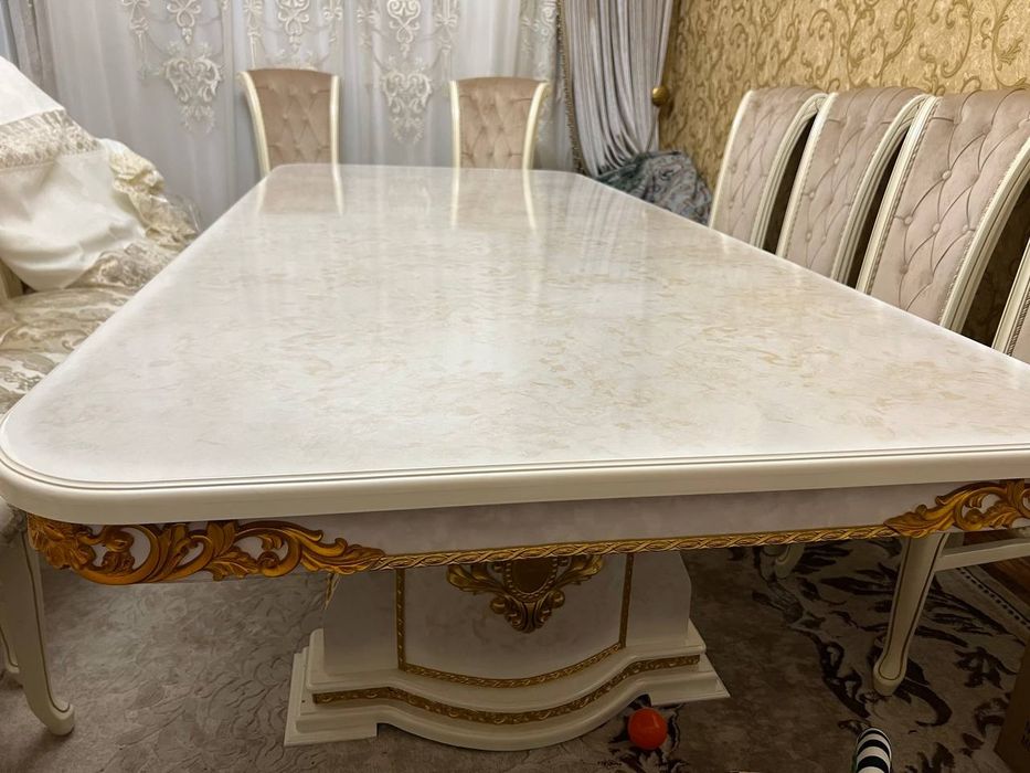 Стол для гостиной новый