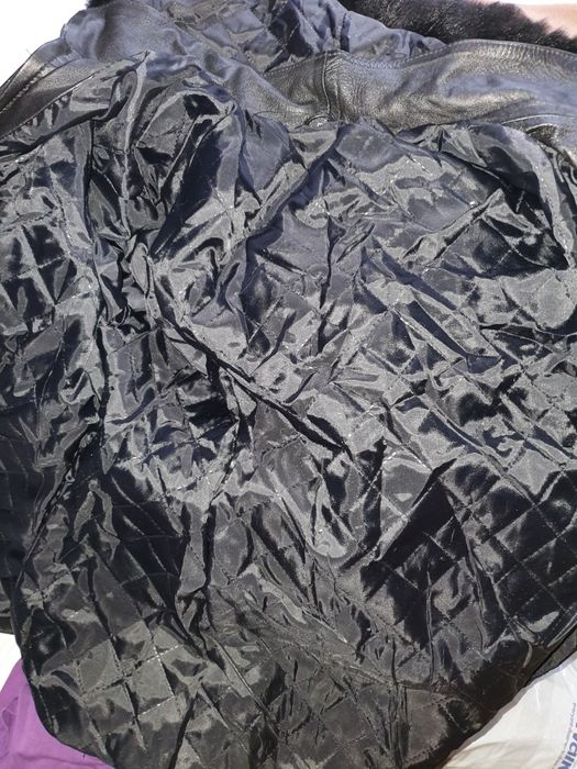 Geaca de piele neagra cu gluga de blana