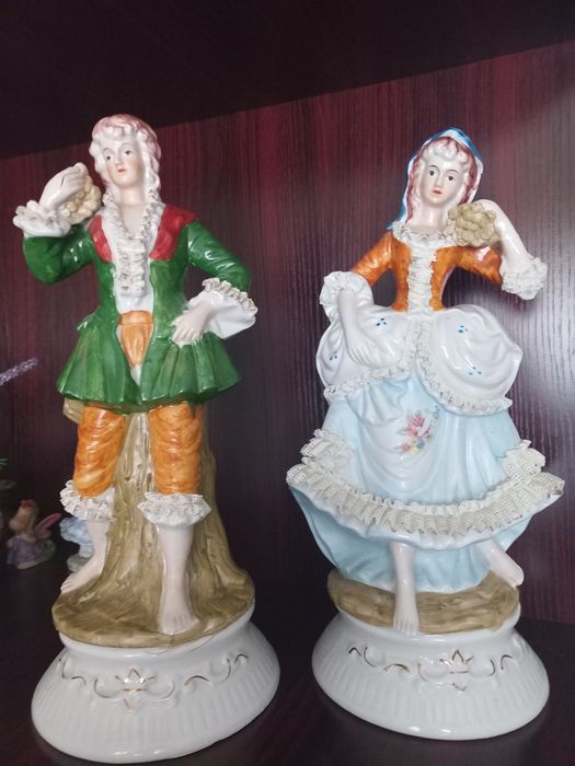 Продам фарфоровые статуэтки.производство Германия.высота 50 сантиметро