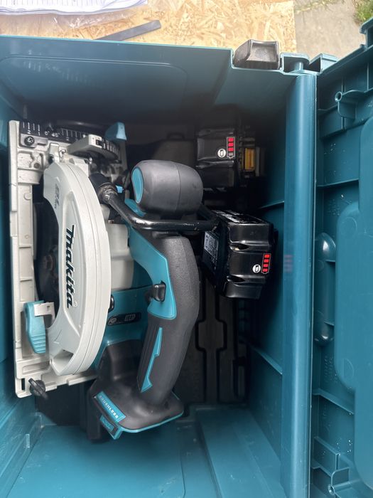 Vind  circular makita DHS680 complet la cutie