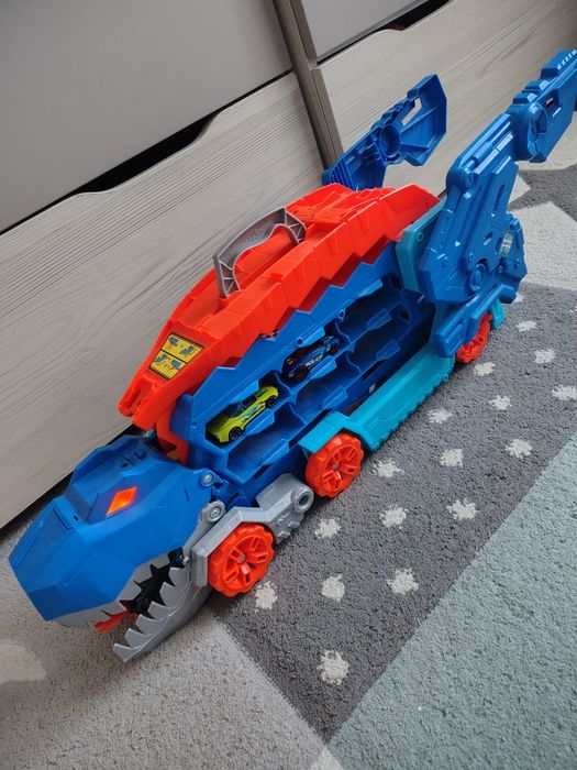 Hot wheeles-T Rex mega transporter