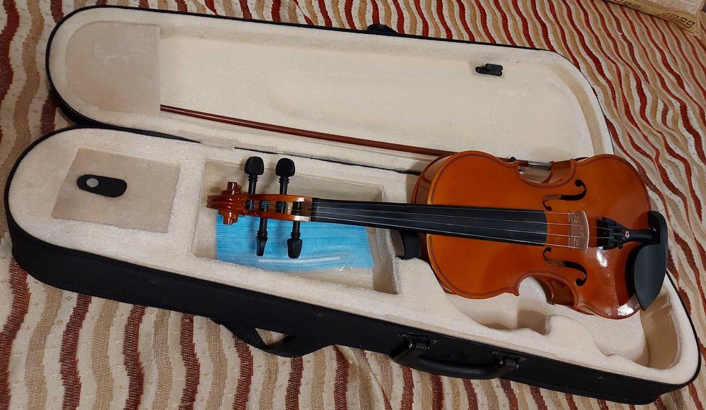 Vand vioara 4/4 cu arcus sacaz si toc.