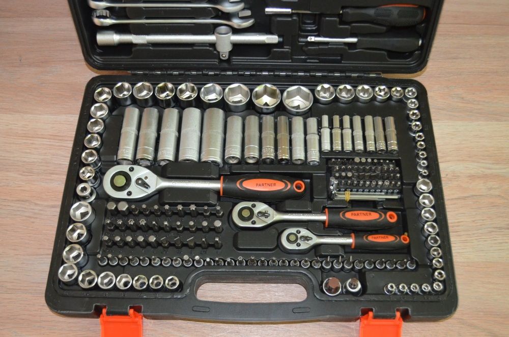 Набор ключей и инструментов Partner 218пр