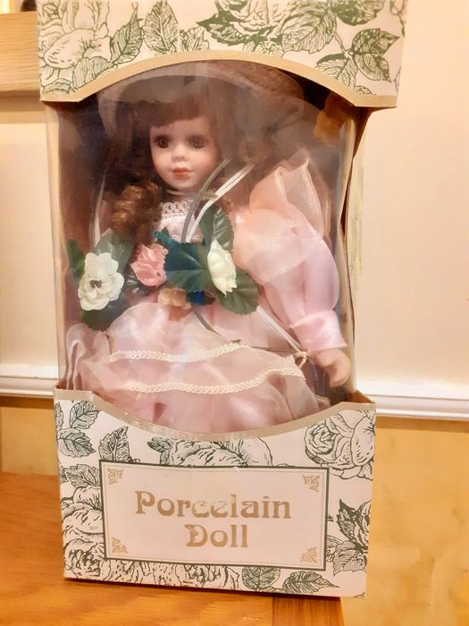 Порцеланова кукла на люлка