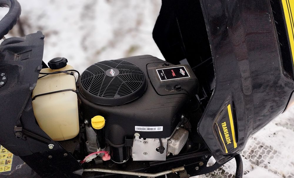 tractoras tuns iarba gazon 2 cilindri 20kw