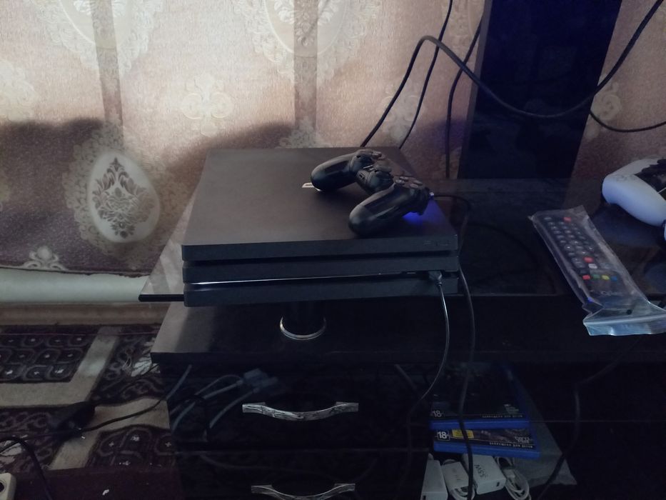 PS4 pro tiniq holati ideal plombasi bor original djoystik bor 2 disk.