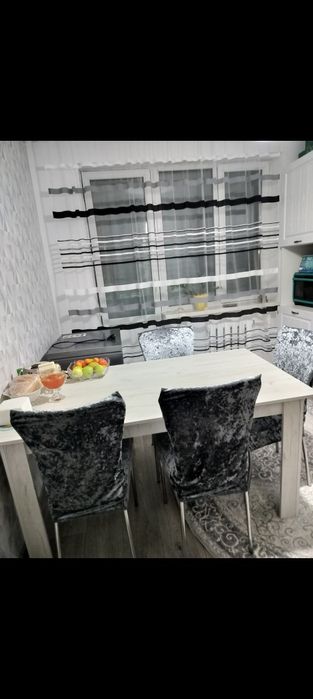 Продам кухонный стол со стульями
