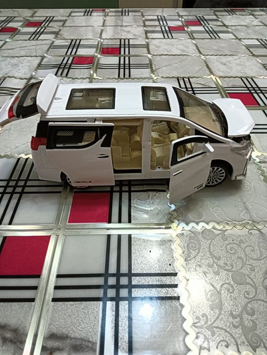 Машинка игрушка.