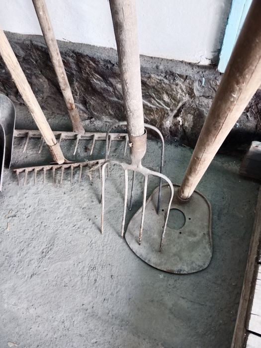 Продам вилы,грабли,лопаты СССР