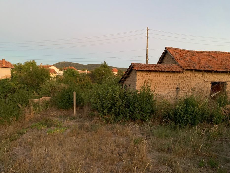 Дворно място със постройка общо 870 кв постойката има ток и вода но са прекъснати