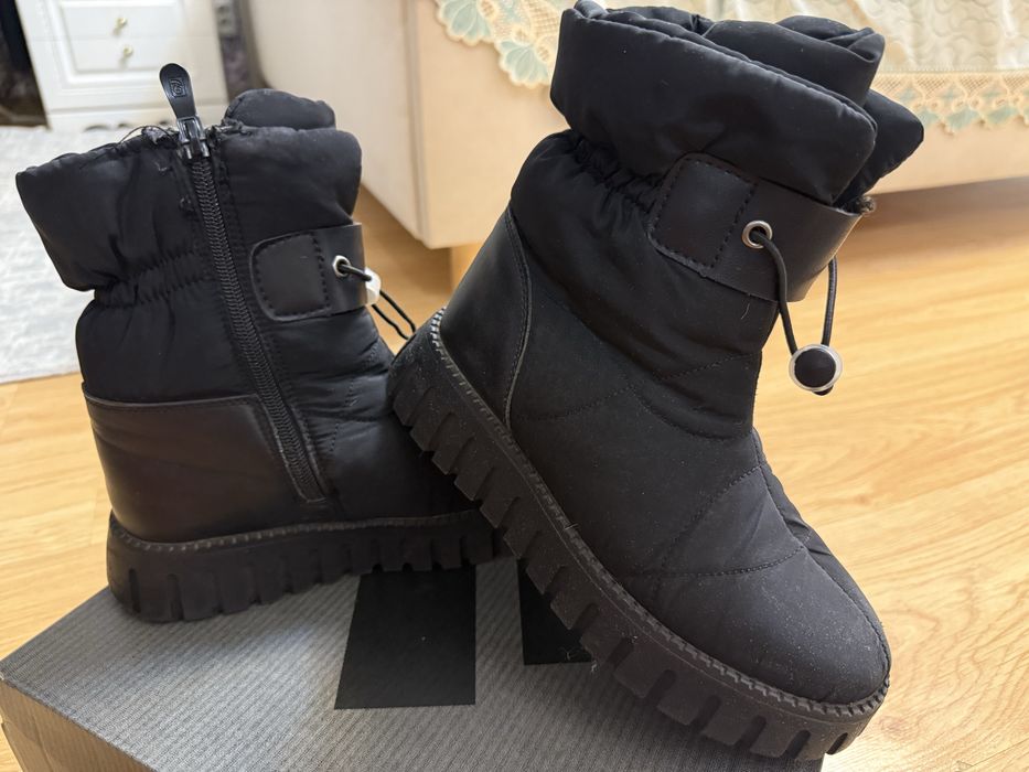 Продам  зимние дутыши на девочку.
