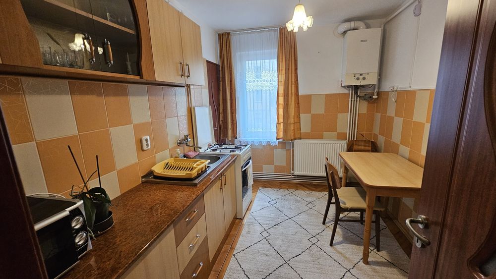 Inchiriez apartament 2 camere Unirii  etajul 1 -  270 euro