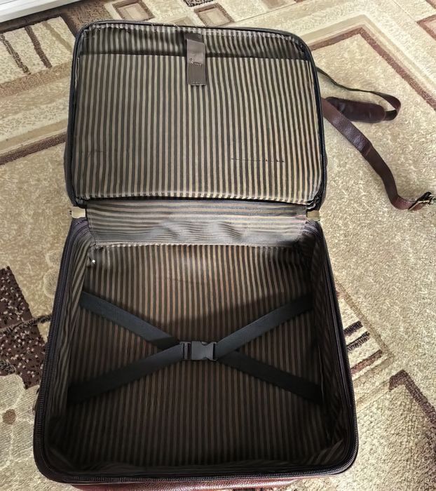 Кожаная сумка на колёсах