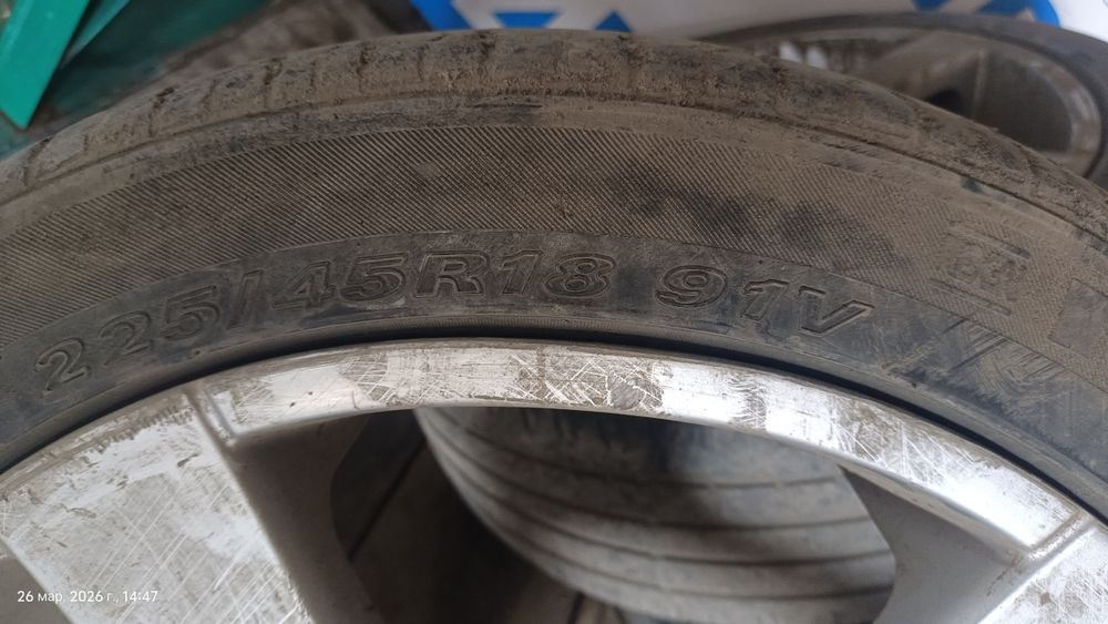 Продам б/у летние шины R18 с дисками