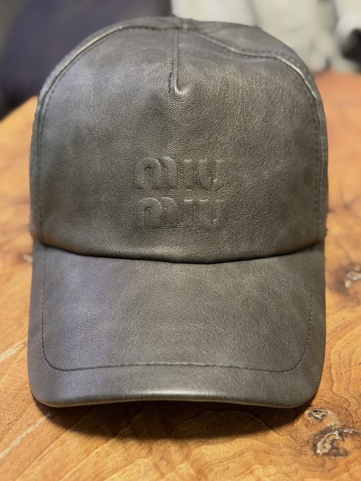 Кожена шапка Mi*u Mi*u