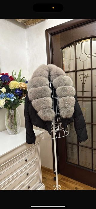 Geaca cu guler din blana naturala, practică și totodata elegantă.