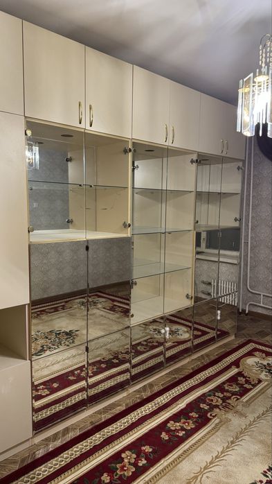 Продаю зеркальный шкаф