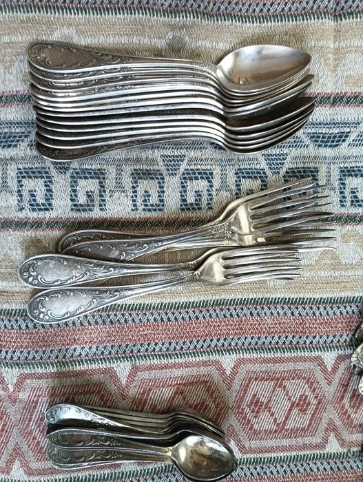 Посуда. Мельхиоровые столовые приборы.